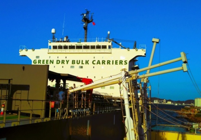 世界初LNG燃料石炭船、陸上出荷設備から燃料供給